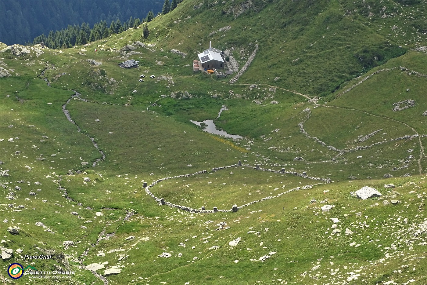 69 Zoom sul Bivacco Zamboni e sul Rifugio Balicco.JPG